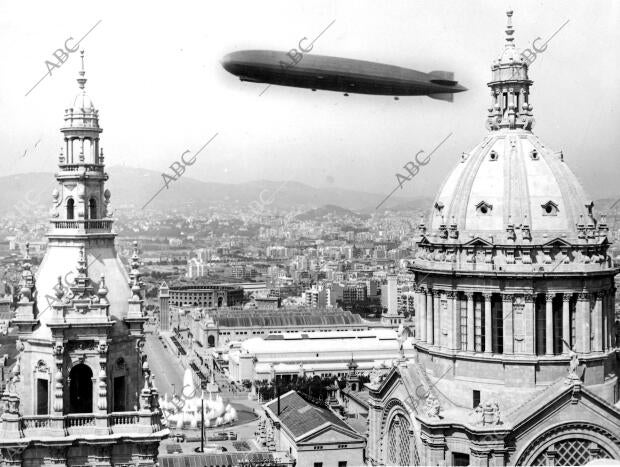 El dirigible "Conde de Zepellin" volando sobre el Palacio Nacional a su llegada...