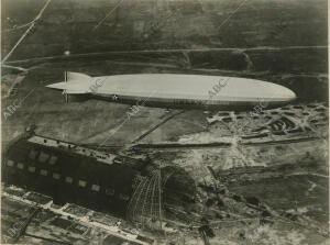 El dirigible USS Los Angeles, sobrevuela el hangar en el que se va a empezar a...