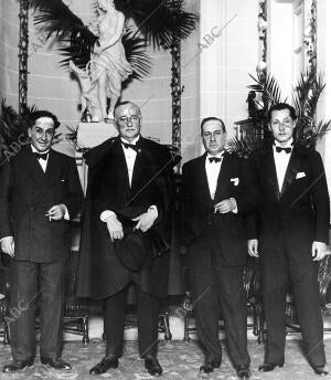 Los Hermanos Machado, Manuel y Antonio, junto A don Miguel primo de Rivera y su...