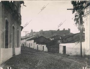 Al fondo el castillo de santa Olalla de la Sierra