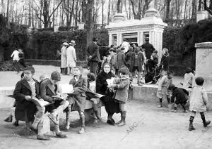 grupo de Bibliofilos en la claridad otoñal del Retiro