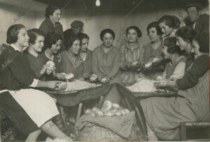 En la imagen, el día anterior a la matanza, las mujeres preparan las cebollas...