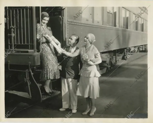 Conchita Montenegro al descender del tren en Hollywood, a donde llega para rodar...