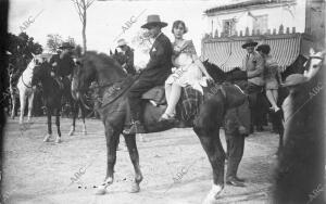 Una pareja A caballo en la explanada de santo Domingo -fecha Aprox