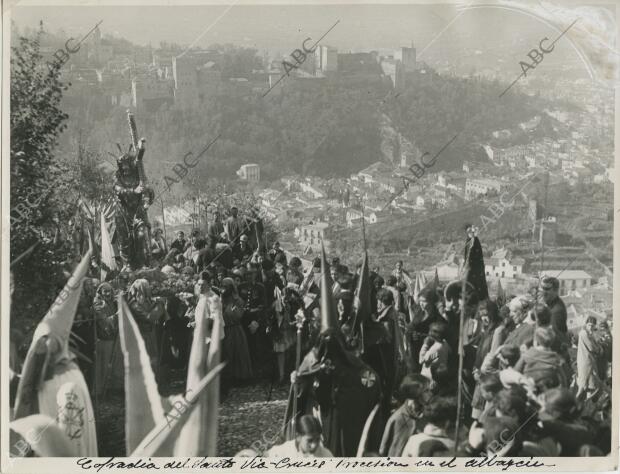La Real Hermandad del Santo Vía-Crucis, marcha con el paso del Jesús de la...