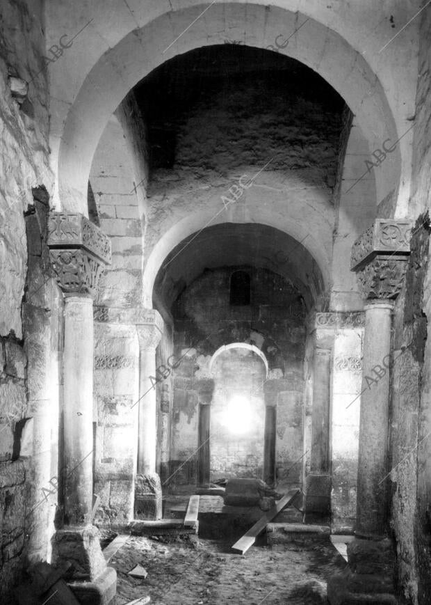 Interior de la iglesia de san Pedro de la Nave, una de las más Antiguas de...