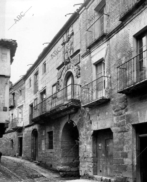 Antigua y Típica calle de Odreros A la derecha el arco del postigo en el pueblo...