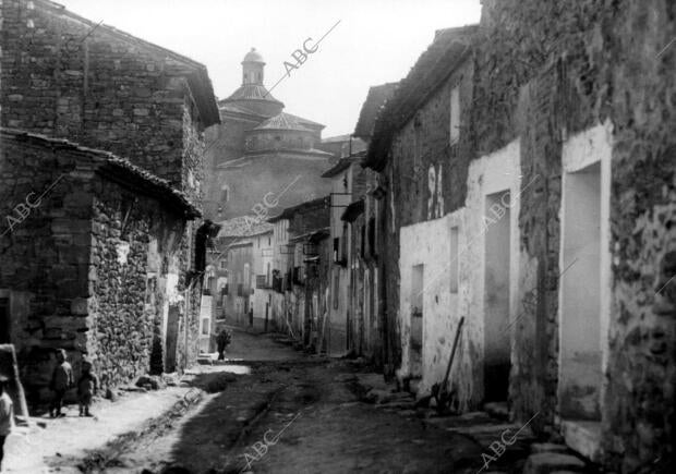 Calle baja del pueblo Fuendetodos (Zaragoza)