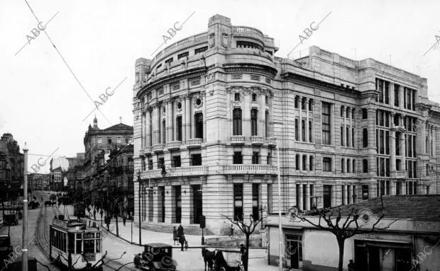 Vigo (Pontevedra), 1930 (CA.) Fachada del teatro Garcia Barbón inspirado en la...