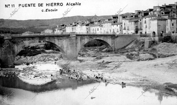 Vista general del puente del pueblo Alcalañiz para el río Guadalope (Teruel)...