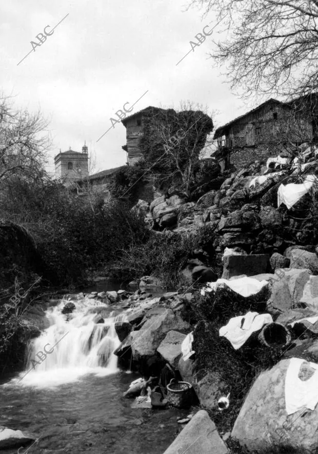 Mujer Lavando la ropa en un río de la Alberca (Salamanca) - Archivo ABC