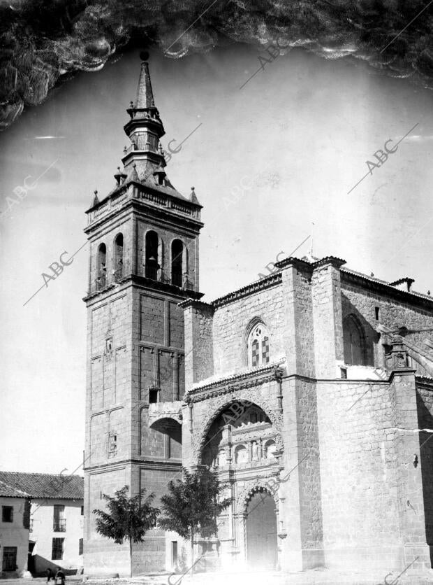 Vista parcial de la colegiata del pueblo Torrijos (Toledo)