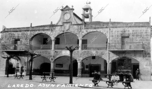 Fachada del ayuntamiento de Laredo (Cantabria)