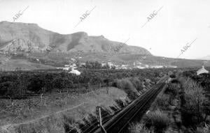 El camino Férreo , ya cerca del pueblo de pizarra que se divisa al Fondo,...