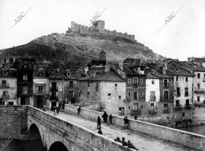 Vista del puente y del castillo del pueblo de Peñafiel