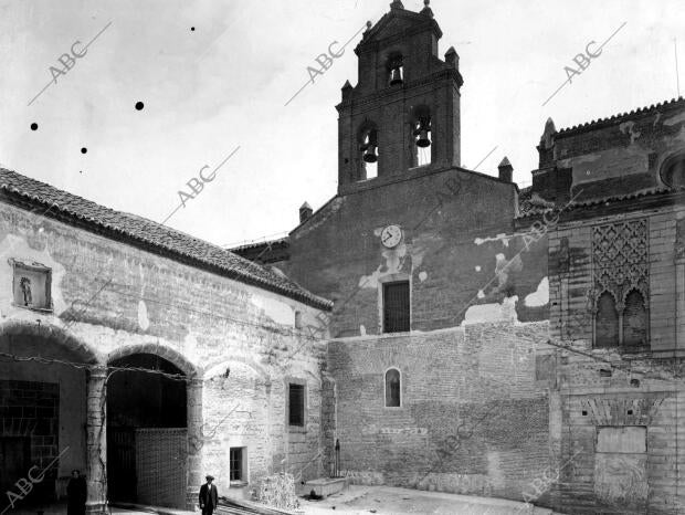 Patio del monasterio de santa clara y fachada del palacio del pueblo Tordesillas...