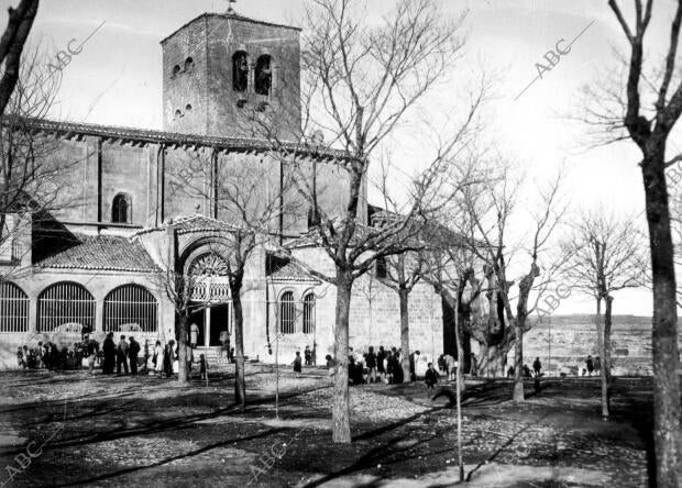 Vista Genral de la iglesia del Salvador en el pueblo Sepulveda (Segovia)