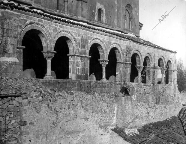 Vista del atrio de la iglesia del Salvador, Situada en el pueblo Sepulveda...