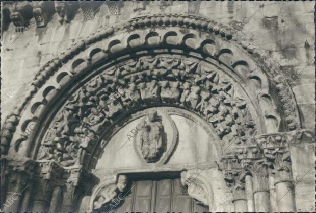 Detalle de la puerta principal de la iglesia de san Juan, monumento nacional