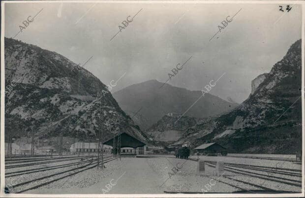 En el Fondo, sobre un monte el puente de Coll de Ladrones, en la frontera...