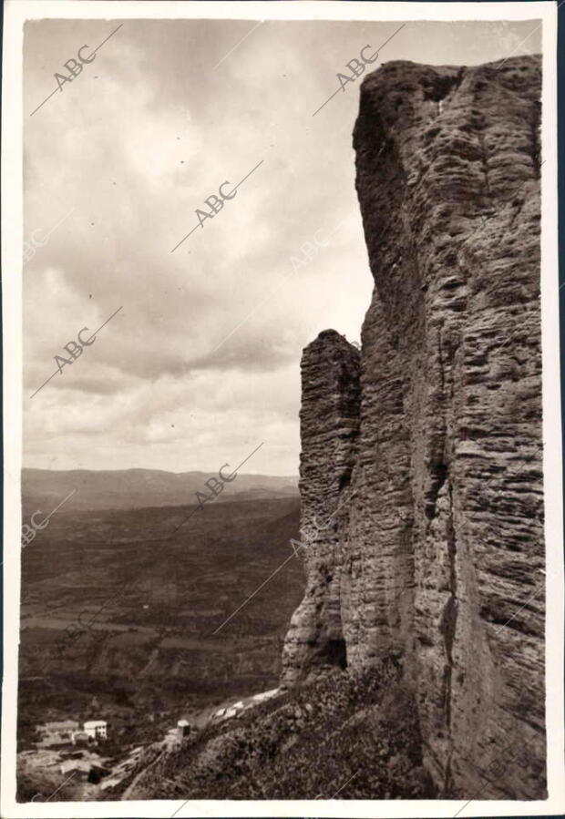 Las Paredes Verticales de los Mallos de Riglos, Rayadas por la acción del viento