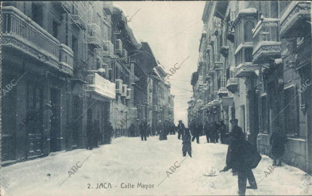 Habitantes en la calle mayor de Jaca después de una gran Nevada