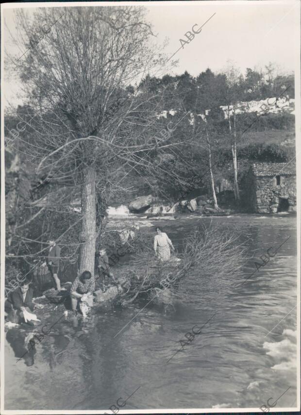 Mujeres Lavando en el río traba