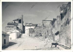 Una vista de la muralla árabe y de la iglesia de san Lorenzo, en Úbeda