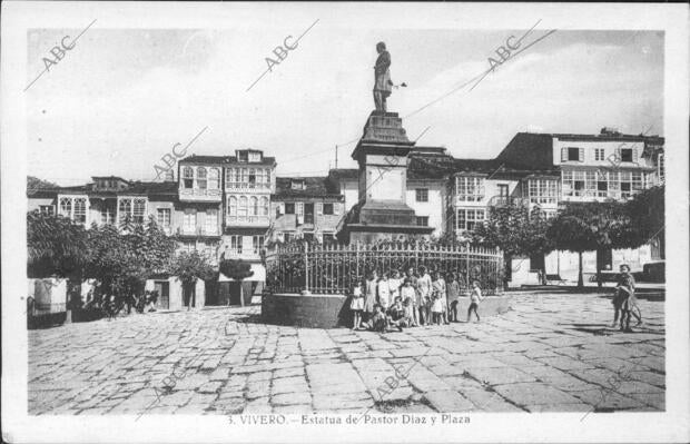 Un grupo de Niños delante de la estatua de pastor Díaz en la plaza de la...
