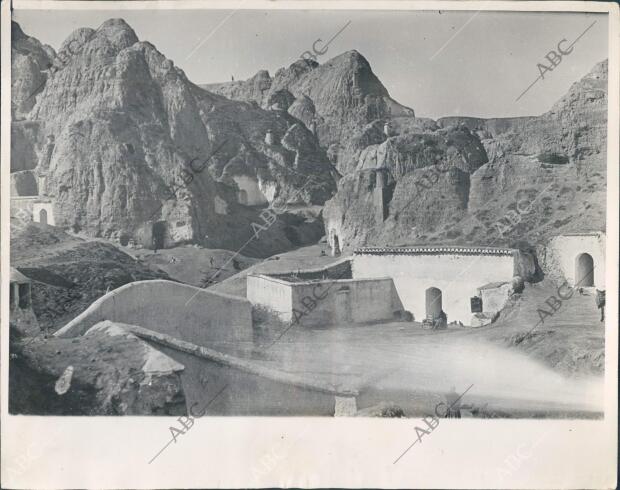 Cueva con tejado y corral