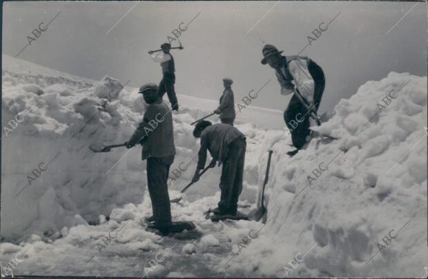 La Brigada, en la Sierra Nevada Abriendo paso en la carretera A 2800 Metros de...