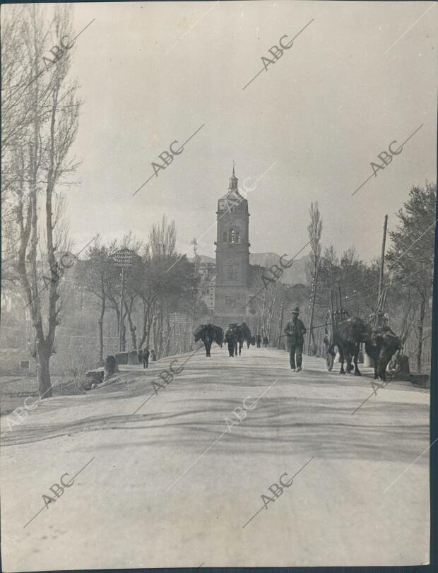 Calle de Guadix con la iglesia y la Sierra al fondo