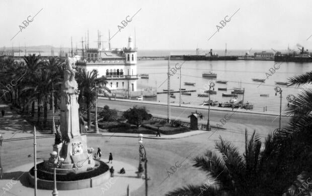 Una perspectiva del puerto, paseo y monumento a Don José Canalejas