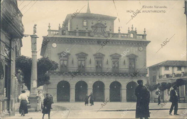 Fachada principal del ayuntamiento de Irún