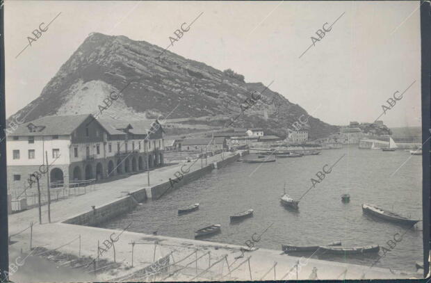 El puerto de Guetaria con el albergue de Pescadores