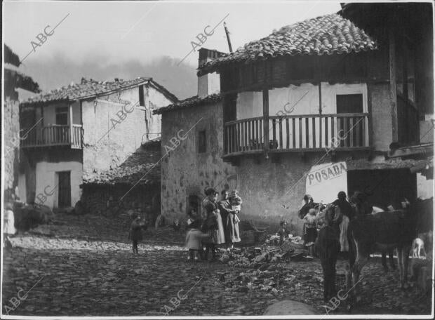 Venta de cacharros diversos en unas calles de la localidad del valle del Tiétar,...