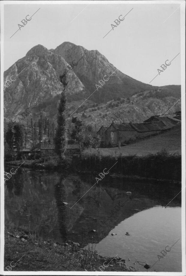 Reflejos en el agua en las Montañas Leonesas