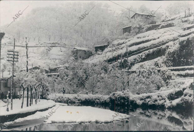 Pintoresco paisaje de Eibar después de una Copiosa Nevada