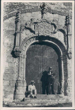 Interesante puerta de estilo manuelino en la iglesia parroquial de Almonaster la...