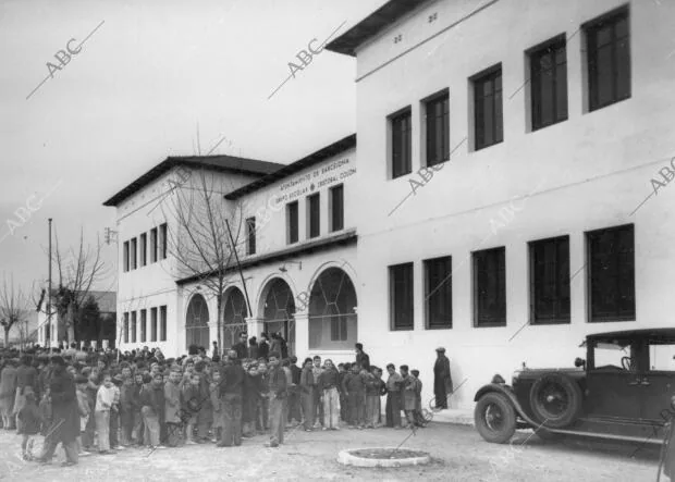 Inauguración del grupo escolar Cristobal colón en san adrián de Besós