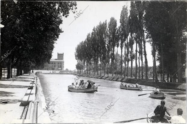 Barcas en el canal imperial de Aragón