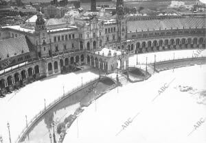 (CA.) La Plaza de España cubierta de nieve