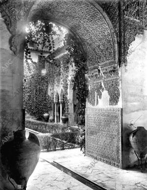 El patio del yeso visto desde el interior de la sala de justicia del alcázar de...