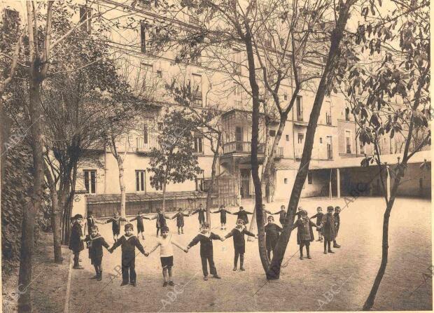 Alumnos del colegio Nuestra Señora del Pilar juegan al corro en el antiguo patio...