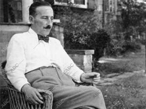 El escritor austriaco Stefan Zweig se Relaja sentado en la entrada de su casa