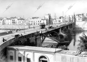 A la derecha de estas líneas, el puente de Isabel II en fotografía tomada desde...