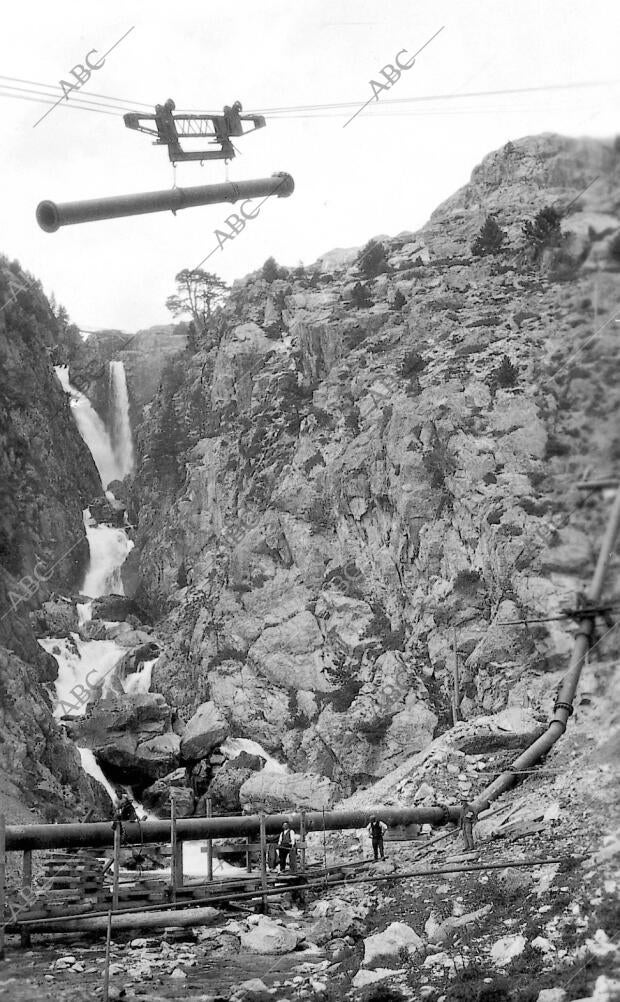 Colocación de tubería frente A la cascada del Pino