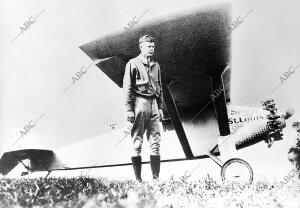 El piloto norteamericano Charles A. Lindbergh con su Avión "el Espiritu de san...