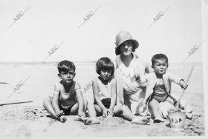 Leopoldo calvo Sotelo con su Madre, Mercedes Bustelo, y sus Hermanas en la playa...