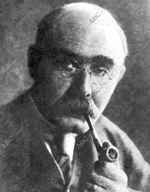 El escritor Rudyar Kipling Fumando en Pipa